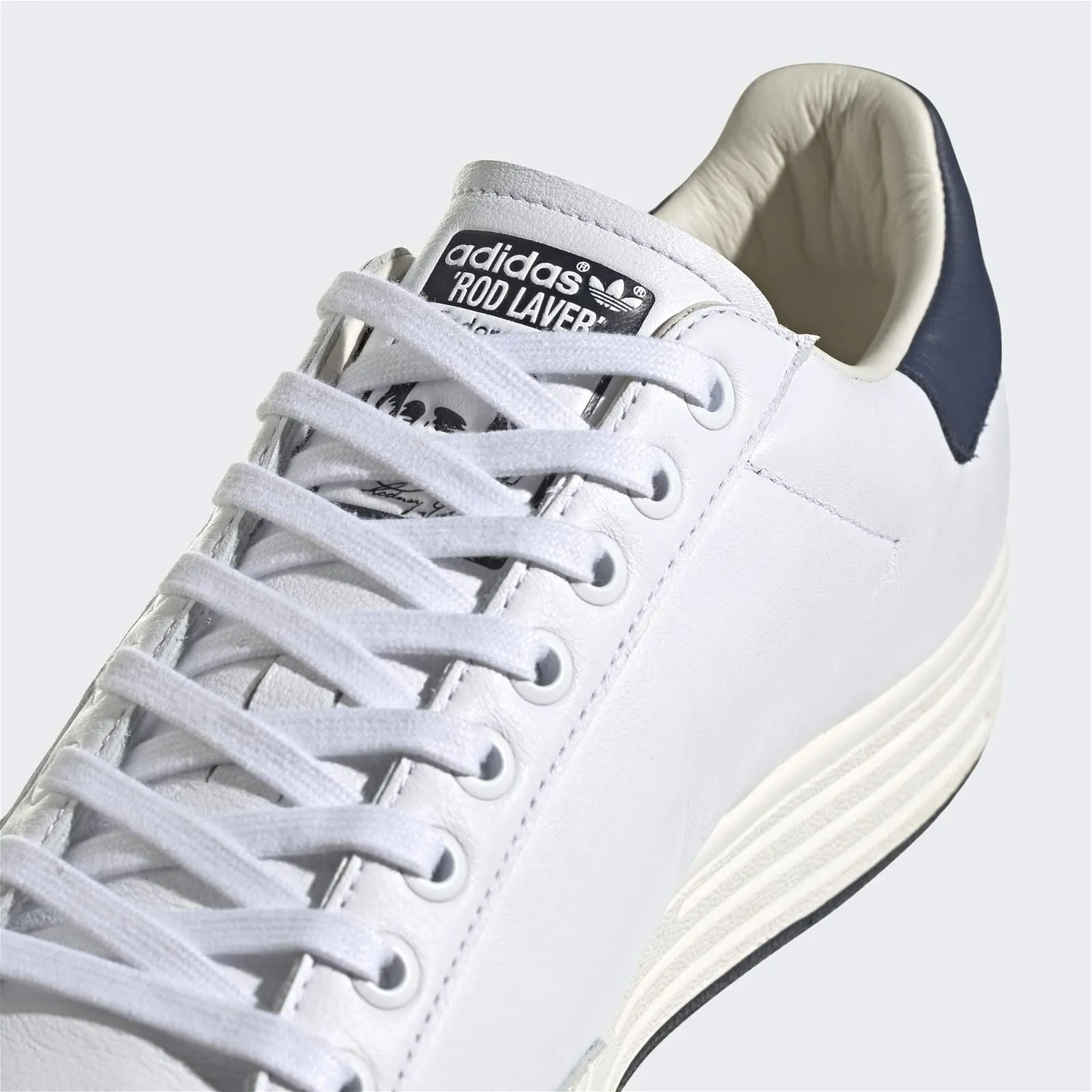 adidas Originals Unisex Rod Laver Shoes - White / Navy